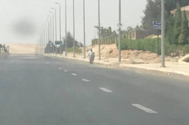 تحذير من خدعة السقوط من فوق الدراجات لتثبيت السيارات على الطرق