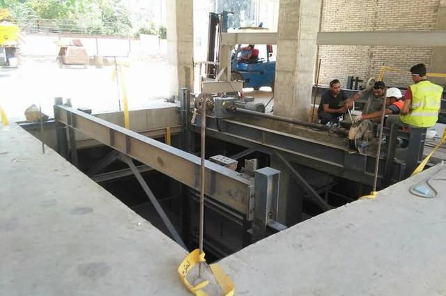 بالصورة : بدء تركيب النظم الميكانيكية في جراج روكسي