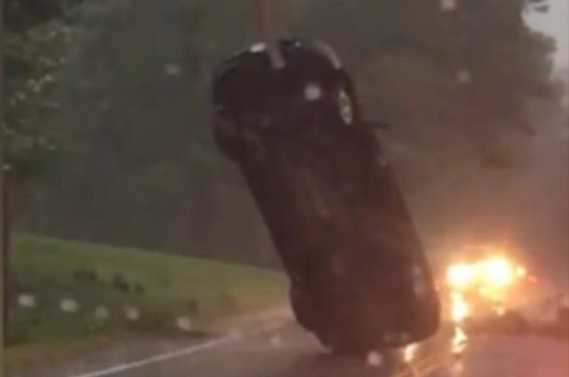 فيديو : سيارة تطير في الهواء بصورة مخيفة وسط عاصفة !!