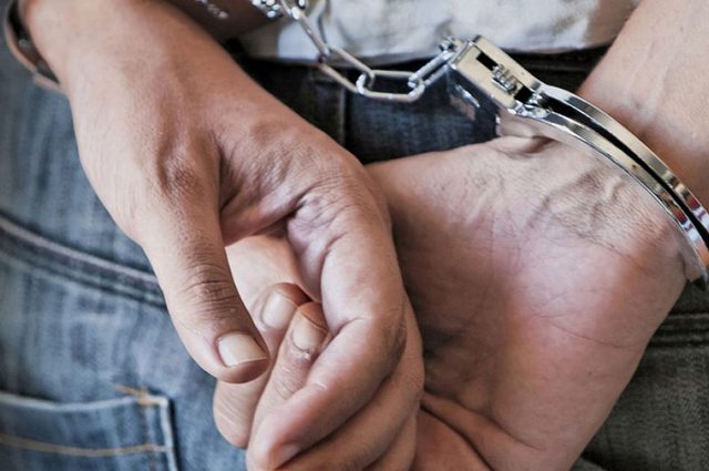 يتنكر في صورة فتاة ويغري سائقي السيارات لسرقتهم