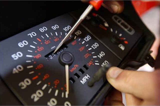 اكتشاف التلاعب في عداد مسافات السيارات (2)