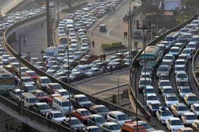 زحام شديد في الطرق المصرية واصلاحات بكوبري السواح