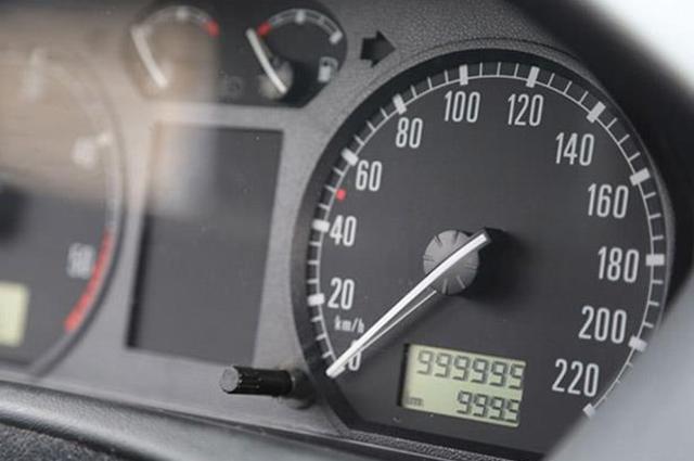 قبل شراء سيارة مستعملة . . كيف تكتشف التلاعب في عداد المسافة ؟