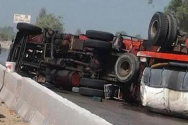 انقلاب سيارة نقل على الدائري وشلل مروري من المحور للمريوطية