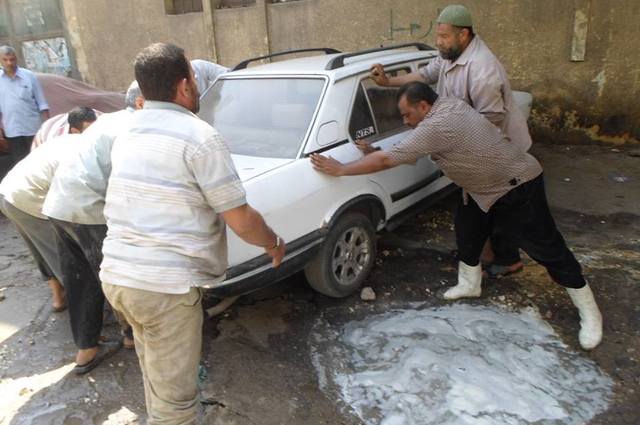 رفع عدد من السيارات الكهنة وانقاذ سيارات من الغرق في كسر ماسورة مياه