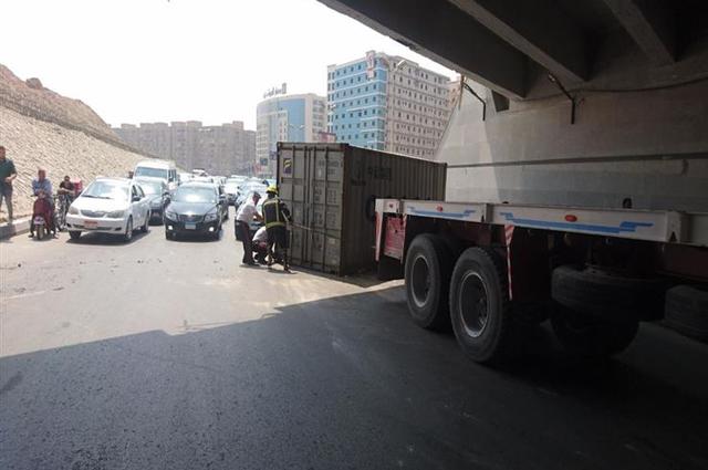 سقوط كونتينرز من سيارة نقل في نفق المعادي