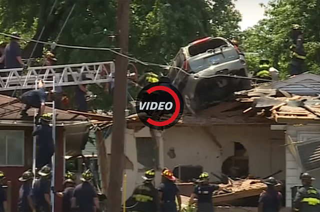 فيديو : سيارة مسرعة تطير لتهبط فوق سقف منزل في أمريكا  
