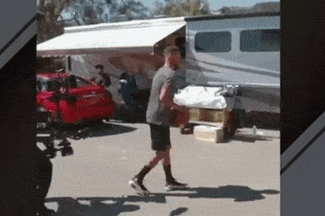 فيديو : لاعب كرة سلة بارع يسجل رمية ثلاثية في فتحة سقف سيارة