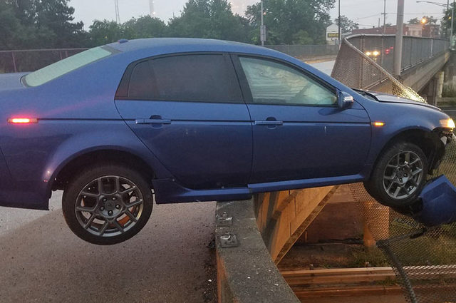 بشكل مذهل . . سيارة تتوازن فوق حاجز كوبري بعد حادث