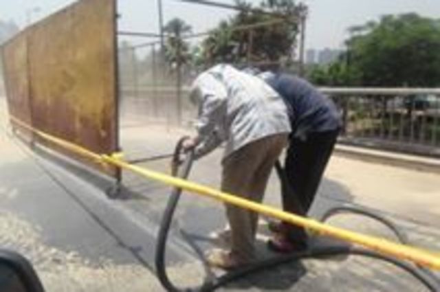 أعمال صيانة بكوبري العاشر من رمضان بمصر القديمة ومصادرة دراجات وتكاتك بشبرا