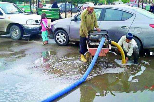 زحام شديد في الأوتوستراد بسبب ماسورة مياه 