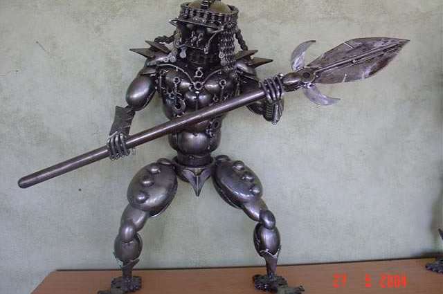 تماثيل وتحف فنية مصنعة من بقايا السيارات في مصر