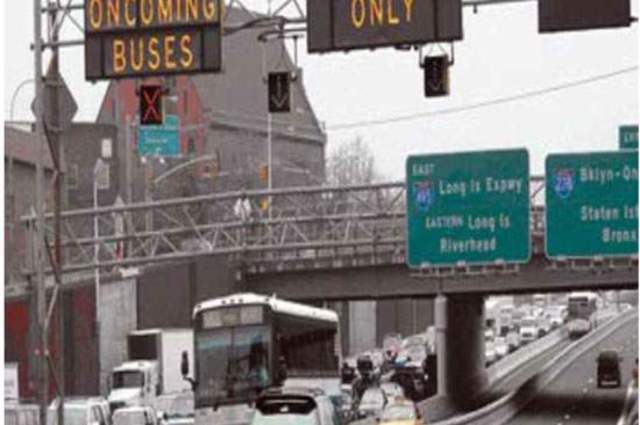 شاشات ترشد السائقين لأماكن الزحام بكوبري أكتوبر لتفاديه