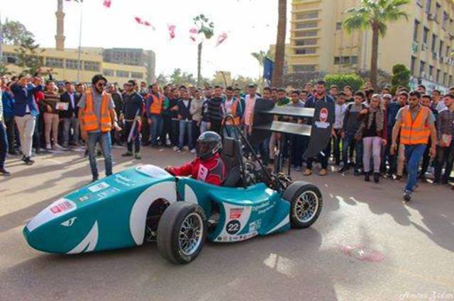 فريق شبابي يقدم سيارة تعمل بالكهرباء والطاقة الشمسية لفردين 