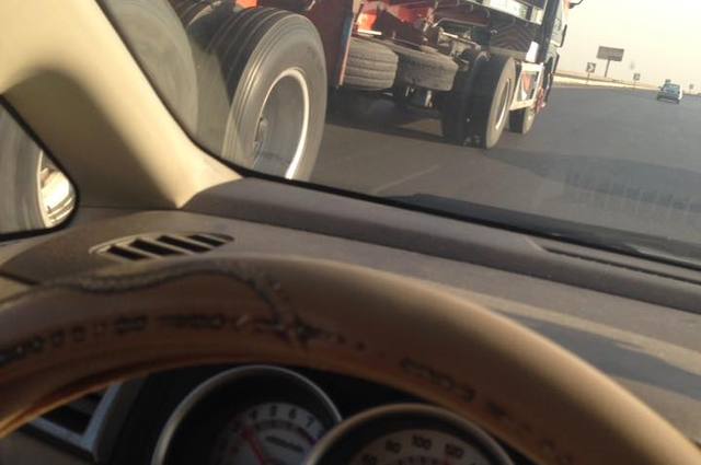 صور لشاحنة تجري على سرعة 120 كم في طريق سريع