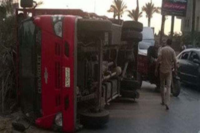 انقلاب سيارة محملة بالخشب علي الطريق الزراعي ورفعها