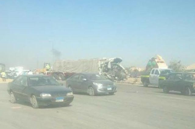 تكدس مروري شديد على طريق الاسماعيلية بسبب سيارة نقل