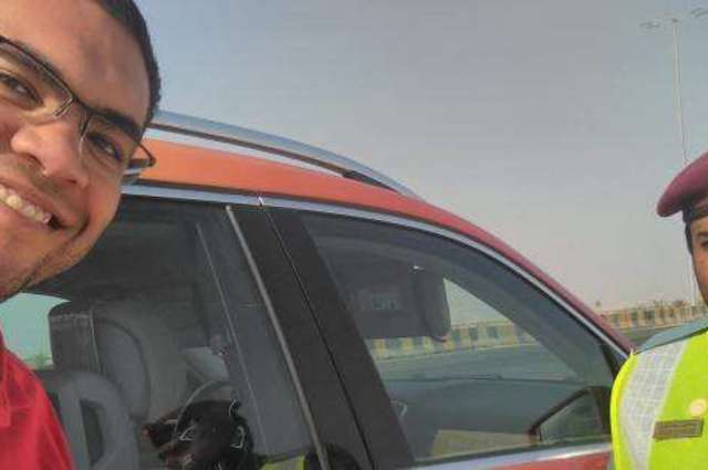 مصري يتلقى مكافأة من دورية السعادة في الامارات لالتزامه بقوانين المرور