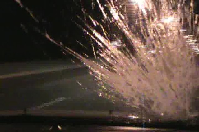 تحذير : لصوص يرشون اسبراي علي زجاج السيارات لاعاقة الرؤية وسرقتها