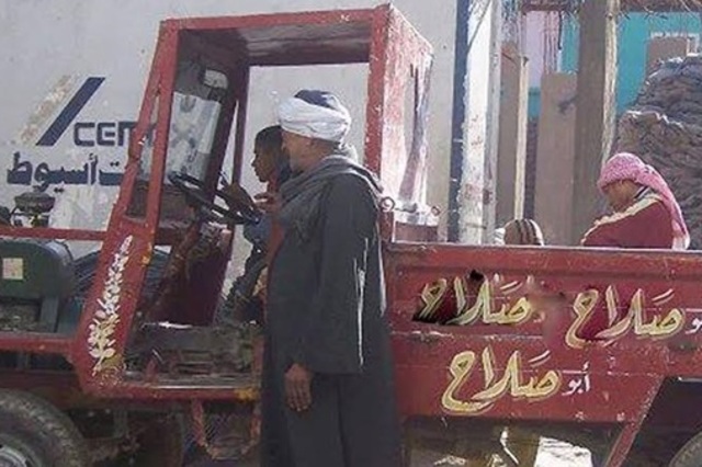 مصري يبتكر مركبة تعمل بموتور مياه في الصعيد
