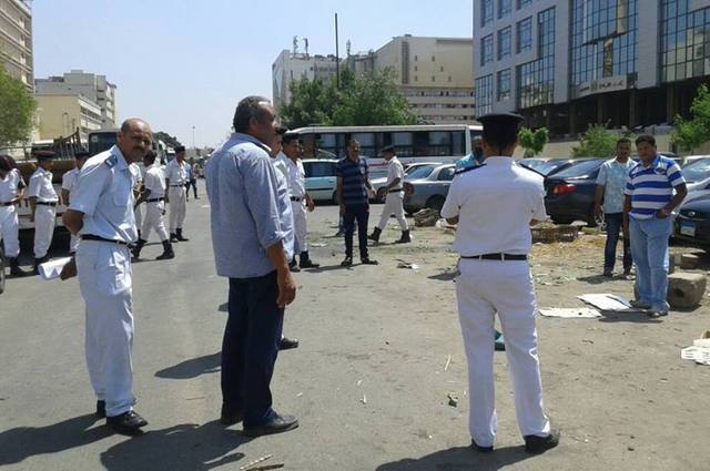 تطهير طرق مصر الجديدة من التعديات ورفع 80 حاجز انتظار سيارات بحدائق القبة