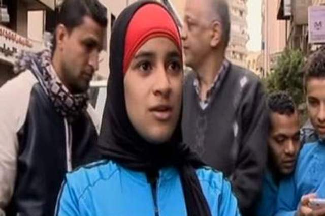 شاهدوا بالفيديو . . شابة مصرية خارقة تجر السيارات بأسنانها وشعرها