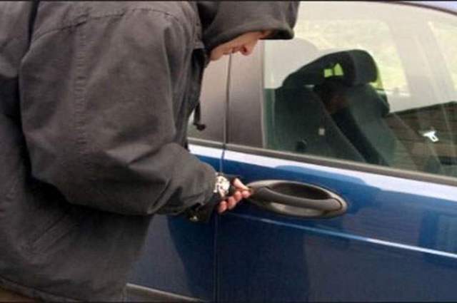 سقوط صاحب معرض لسرقته سيارات بالمفتاح المصطنع