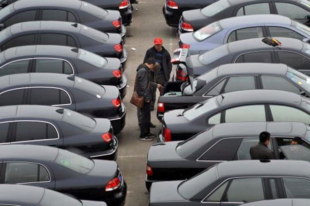 كيف يؤثر رفع سعر الفائدة علي سوق السيارات في مصر ؟ 