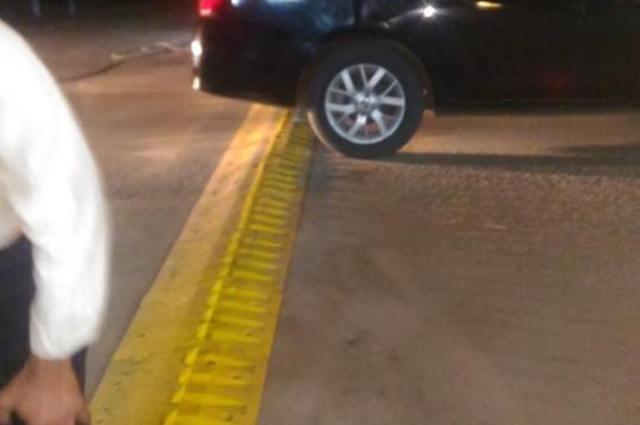 تركيب مطب لمنع السير العكسي في الزيتون والعمل في جراج روكسي مستمر