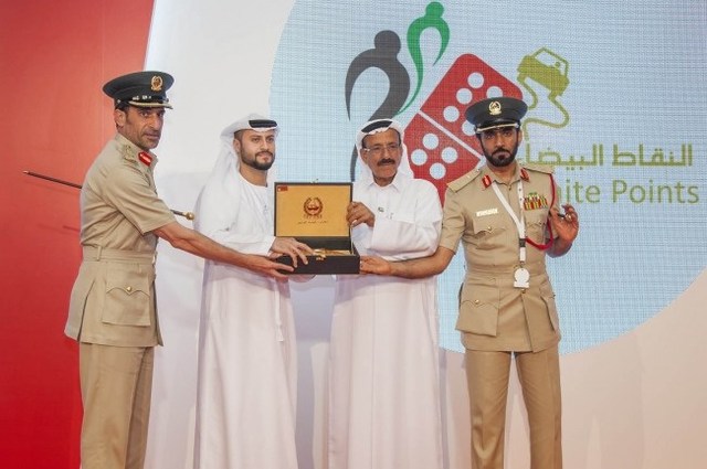 سيارة مكلارين  ذهبية مصغرة جائزة القيادة الآمنة فى دبي 