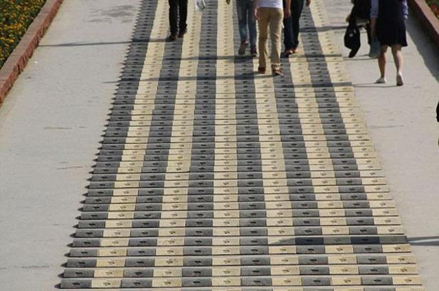 الصين تستخدم ''المطبات'' لإبطاء سرعة السائحين بدلاً من السيارات 