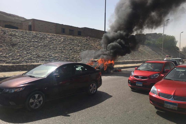 زحام شديد علي كوبري التونسي ومحور الثورة بسبب حريق سيارة وأعمال حفر