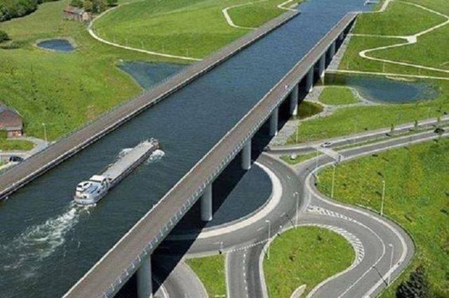 تخيلوا . . أغرب قناة مائية معلقة فوق تقاطع للطرق !!