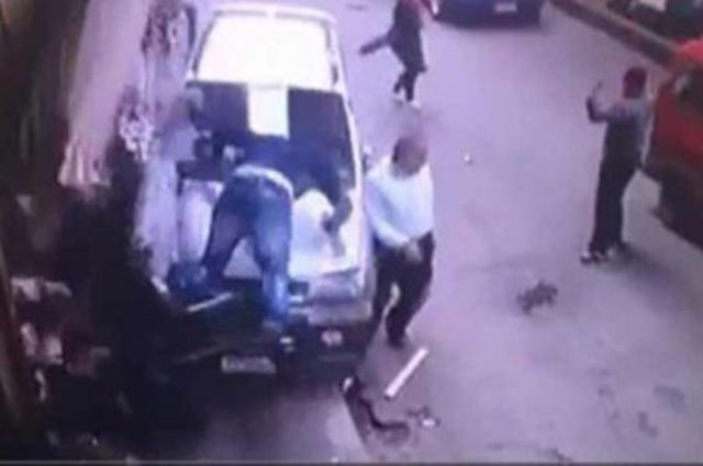 فيديو : حادث شارع الأزهر يثير الجدل بخصوص عبور النساء للطرق !!