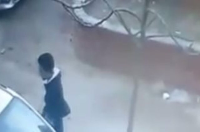 أغرب رد فعل للص اطارات في أكتوبر عندما فاجأه صاحب السيارة . . الموت !!