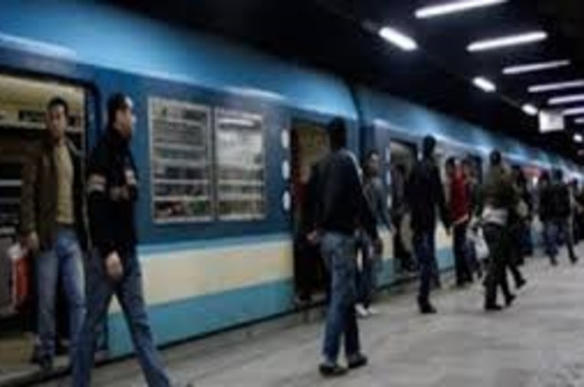 المترو ينهي أزمة الزحام بعد رفع القطار الساقط في طرة