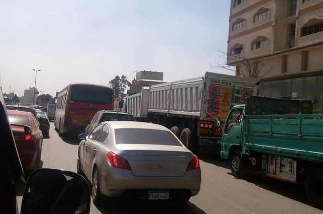 زحام شديد علي محور الثورة بعد كسر في ماسورة مياه