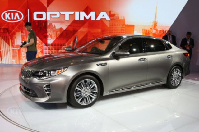 الدعاية جنون  : مسابقة " قبّل كيا أوبتيما 50 ساعة لتفوز بها " !