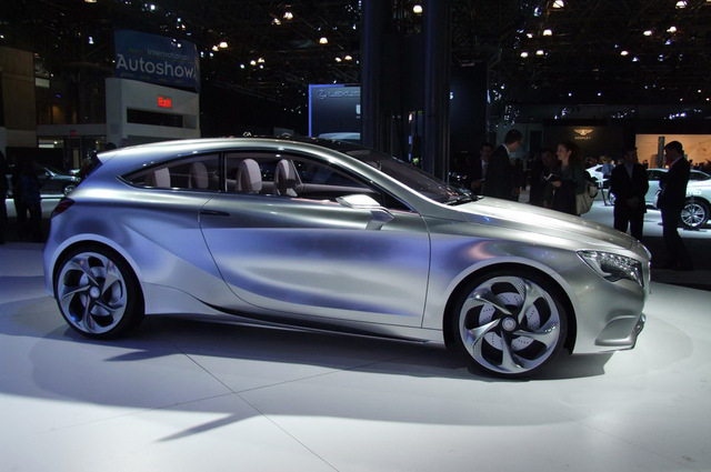 النجمة الفضية “مرسيدس ” تكشف عن A-Class 2019 المدمجة