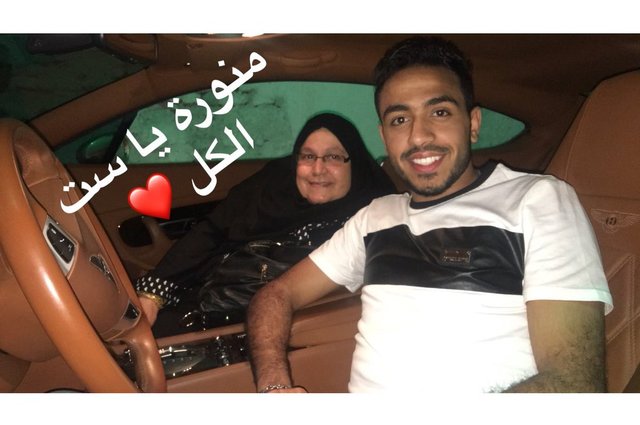 كهربا يظهر مع والدته في سيارته البنتلي لينفي شائعات بيعها