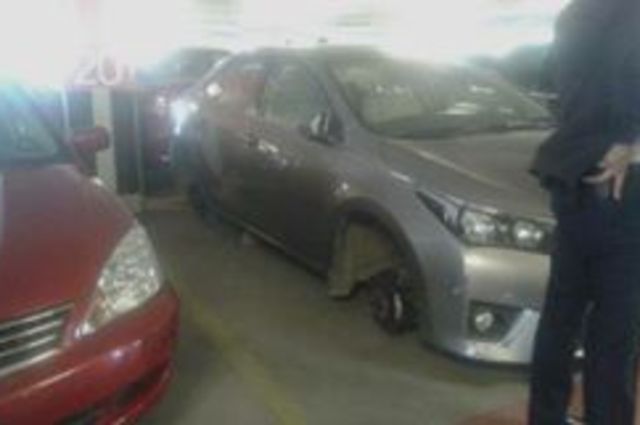 تويوتا كورولا تتعرض لسرقة اطاراتها داخل جراج كارفور