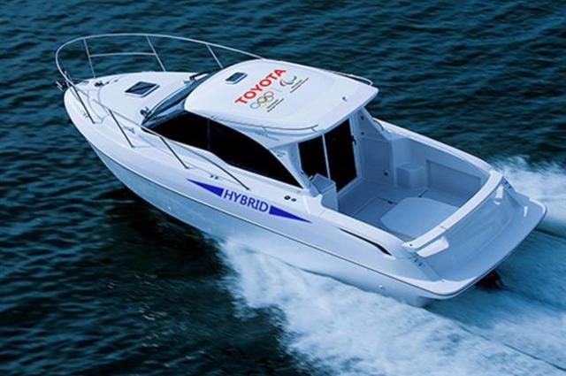 Poonam" "  قارب بمحرك سيارة لاند كروزر من تويوتا