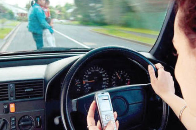 الهواتف المحمولة المتهم الأول فى حوادث السير
