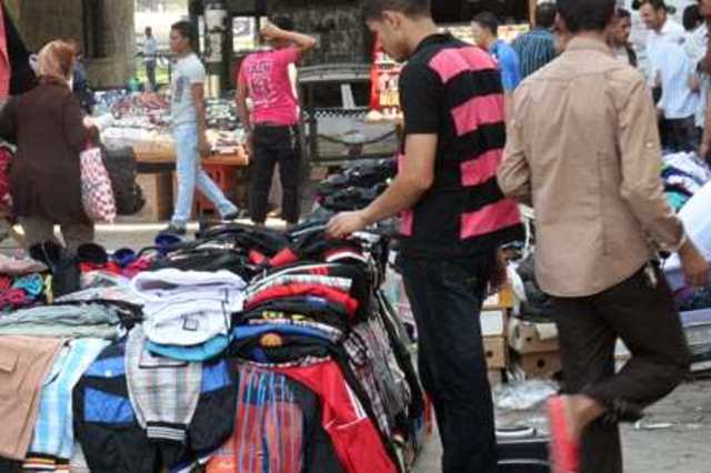 القاهرة تحارب زحام وفوضي الباعة الجائلين في الطرق بأسواق خاصة