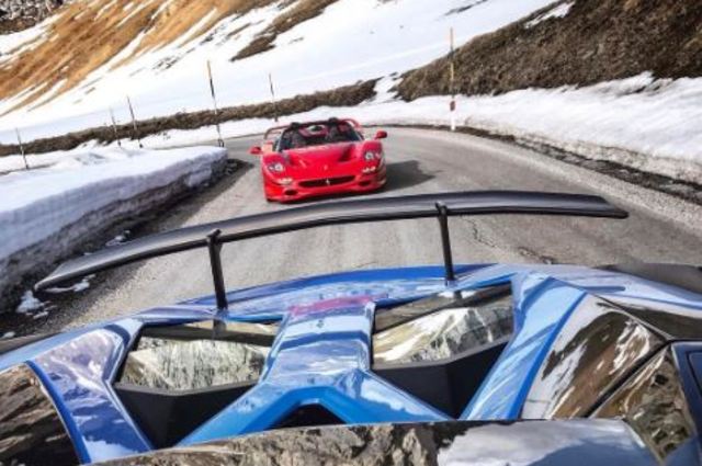 فيراري F50 تطارد لامبورجيني أفينتادور SV في جبال الألب 