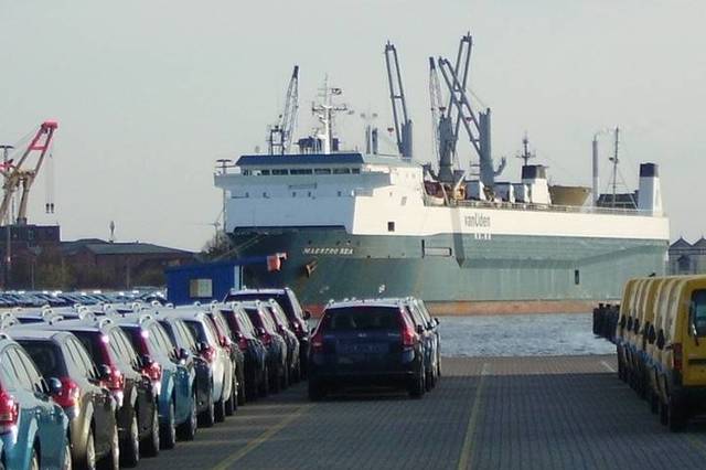أعداد كبيرة من السيارات تصل مصر عبر ميناء بورتوفيق اليوم