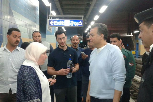 جولة لوزير النقل في المترو بعد زيادة التذكرة وزيارة لشارع التسعين