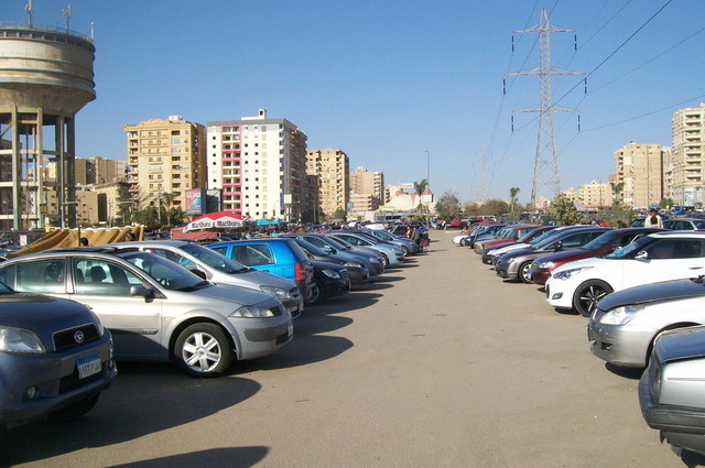 في سوق المستعمل . . هتلاقي ترصد حوار بين أربعة تجار يضغطون علي تاجر آخر لشراء سيارة