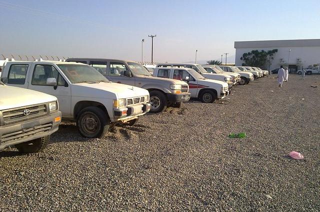 ضبط موظف برشوة لتسهيل شراء سيارات في مزاد بأقل من قيمتها