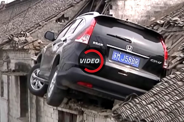 فيديو : سيارة هوندا تقفز فوق سقف منزل في الصين بصورة غريبة !!